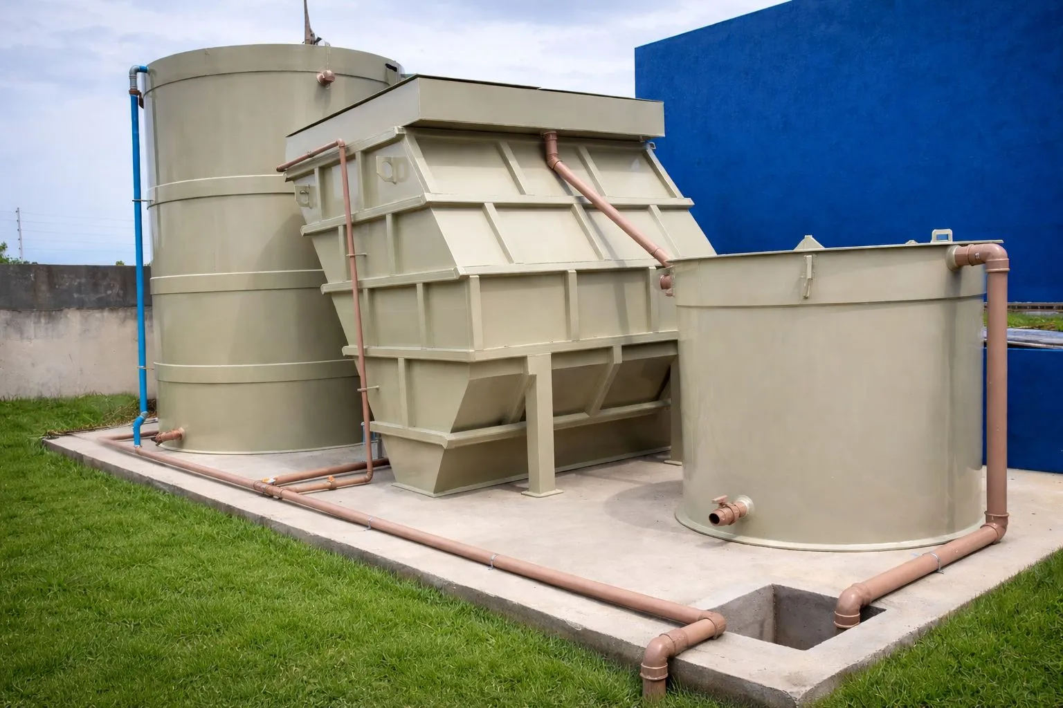 Equipe técnica Opereng em estação de tratamento